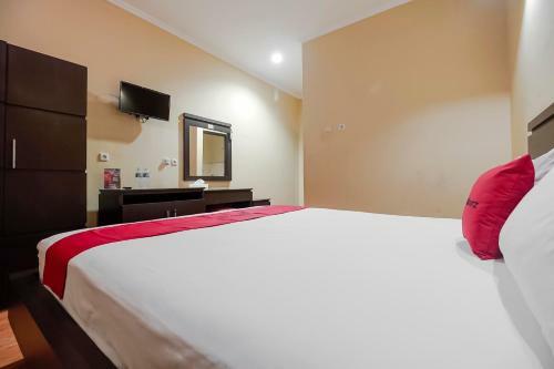 Hostal Reddoorz Near Pantai Tanjung Pendam
