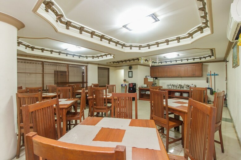 Hotel Reddoorz Plus Near Taman Siring