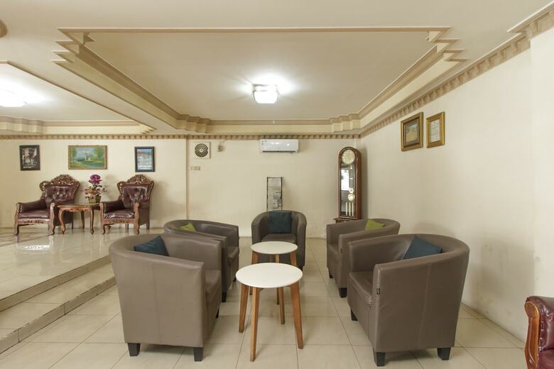 Hotel Reddoorz Plus Near Taman Siring