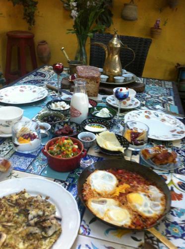 Posada Mikes Khan