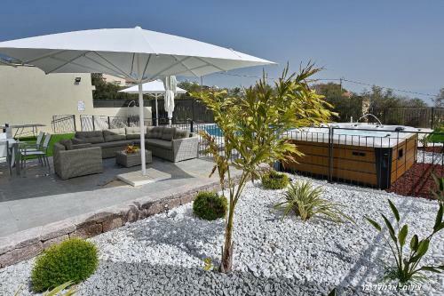 Villa J