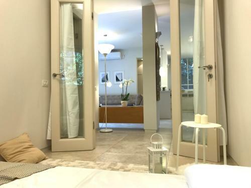 Luxurious By The Beach Apartment With Garden