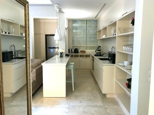 Luxurious By The Beach Apartment With Garden