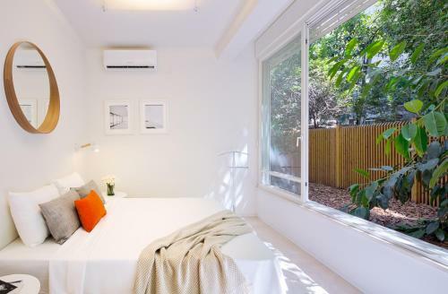 Luxurious By The Beach Apartment With Garden