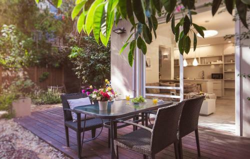 Luxurious By The Beach Apartment With Garden