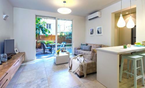 Luxurious By The Beach Apartment With Garden