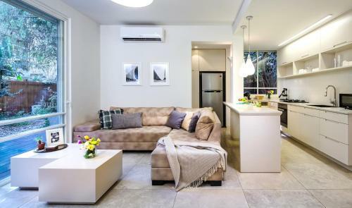 Luxurious By The Beach Apartment With Garden