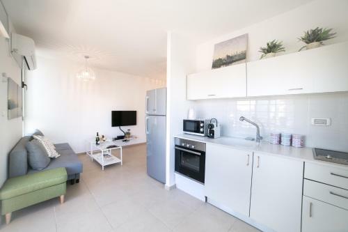 By 31 - By Beach Apartments Tlv