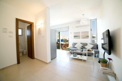 By 31 - By Beach Apartments Tlv