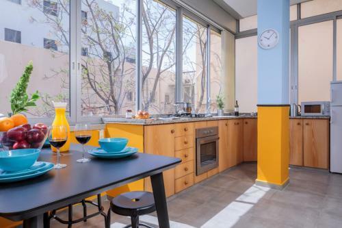 Huge Stylish 3 Bedrooms Apartment