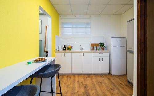 Colorful Apartment Near The Beach