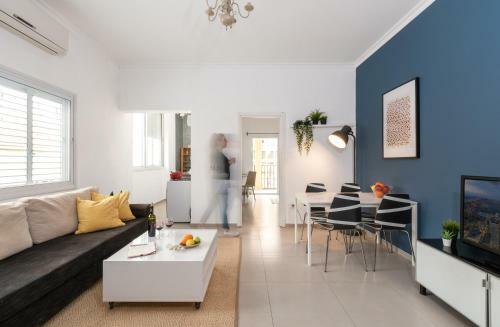 Bright & Sunny Apartment By The Sea