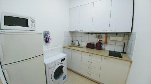 Begin19 Apartments & Hostel