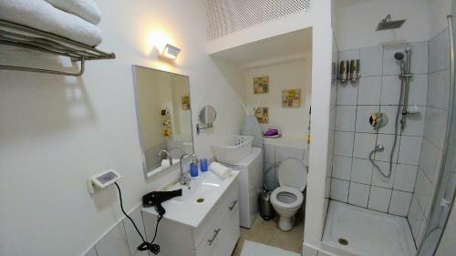 Begin19 Apartments & Hostel