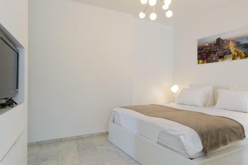 Frishman 3 Bedrooms Apartment