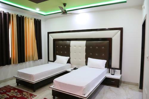 Hotel Dhanraj Palace