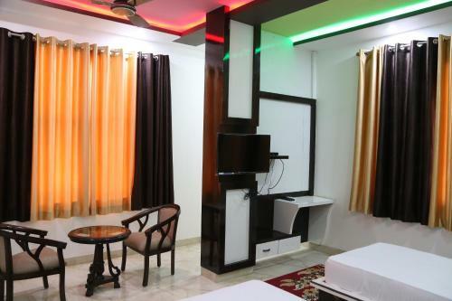 Hotel Dhanraj Palace