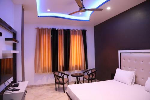 Hotel Dhanraj Palace
