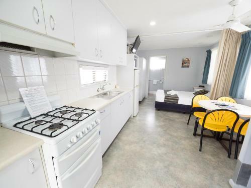 Alex Beach Cabins And Tourist Park