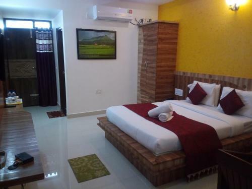M K Arcade Hotel