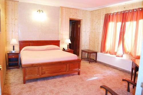 Lodge Nedous Hotel Gulmarg