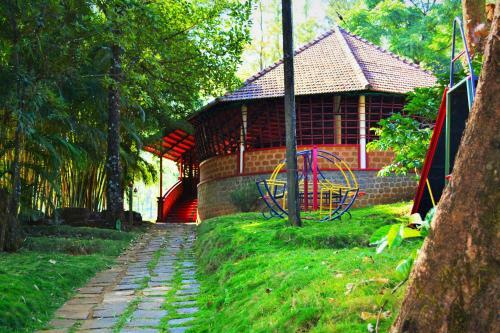 Hotel Misty Woods Resort