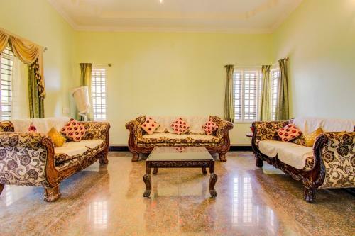 Villa Luxury Studio Home In Virajpet