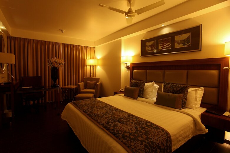 Hotel Paradigm Sarovar Portico