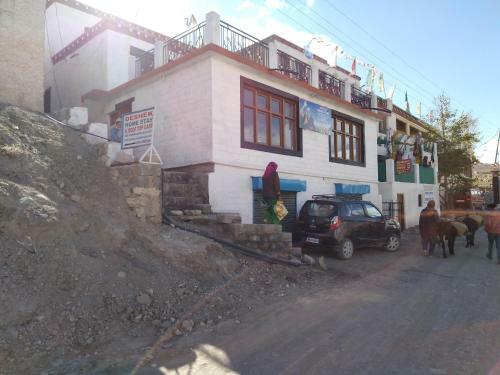 Hotel Deshek Homestay