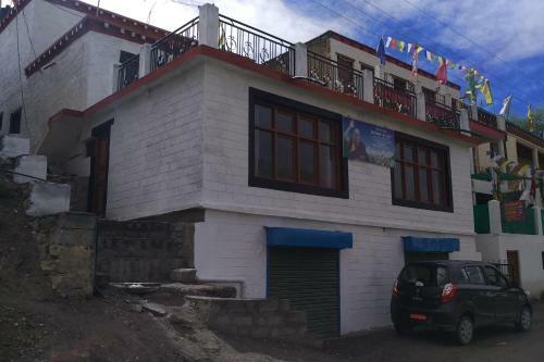 Hotel Deshek Homestay