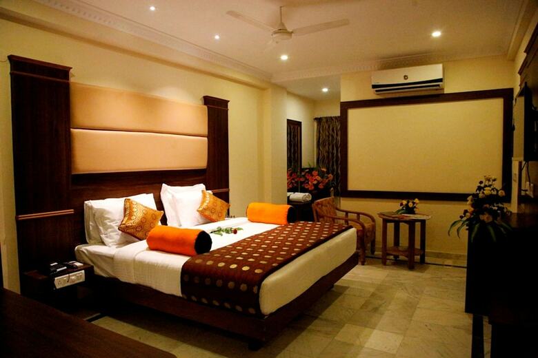 Hotel Poppys S.e.t Residency