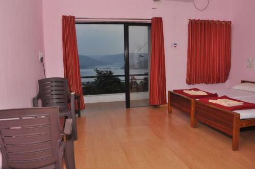 Hotel Koyna Lake Resort