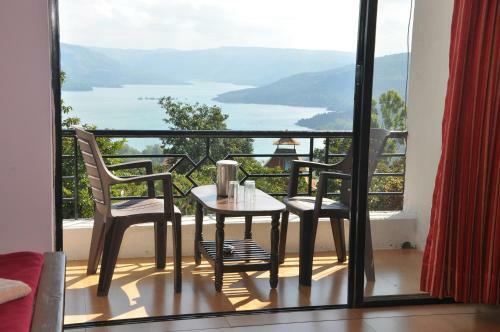 Hotel Koyna Lake Resort