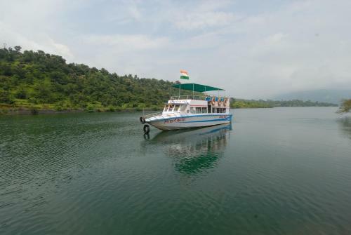 Hotel Koyna Lake Resort