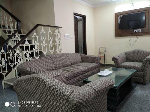 The Modern "a Home Stay - Away From Home"