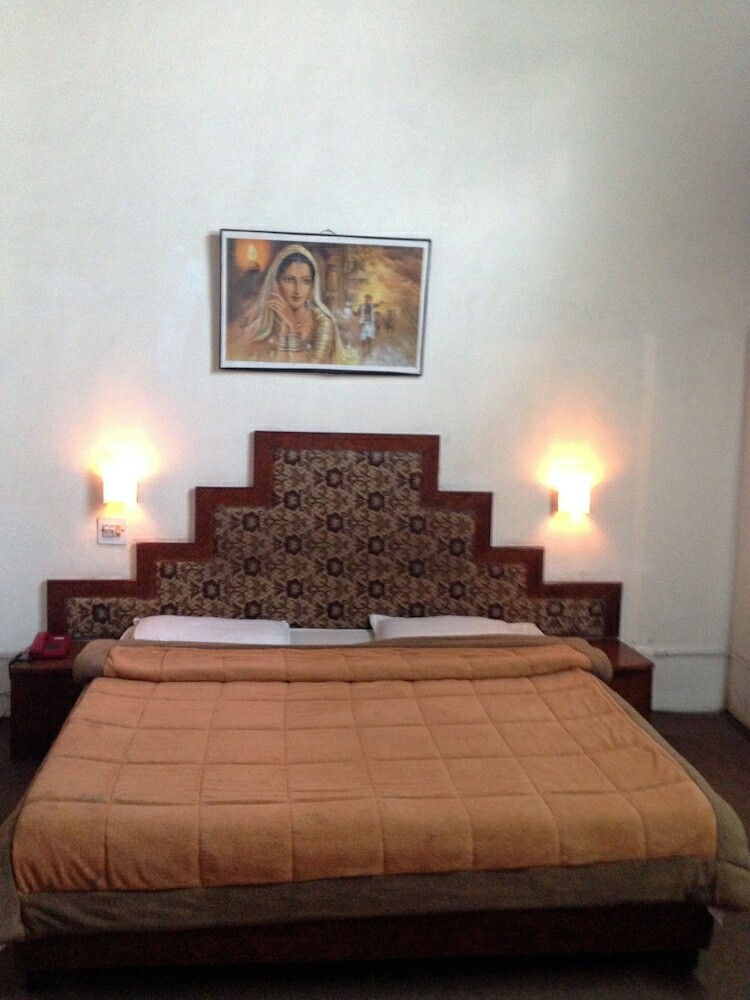 Prince Hotel Mallroad