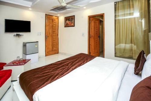 Oyo 10558 Hotel Qlark