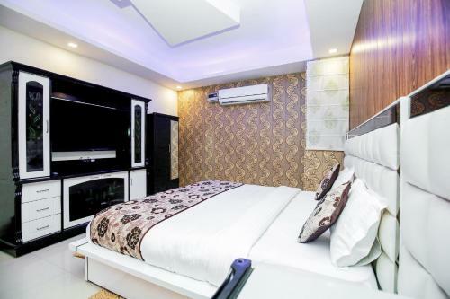 Oyo 10558 Hotel Qlark