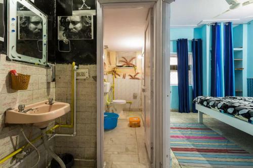 Hiatus' Doors (homestay)