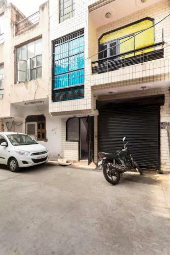 Hiatus' Doors (homestay)