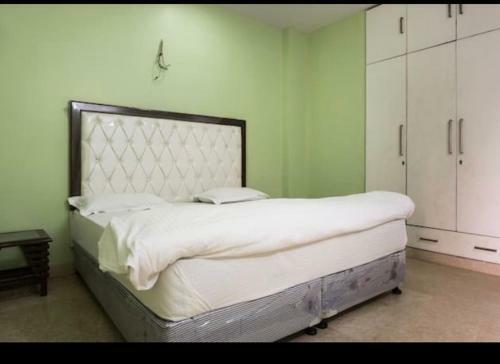 Amazing ! 4 Bhk Service Apartment .