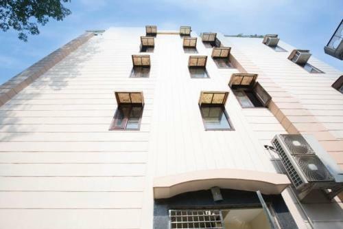 Amazing ! 4 Bhk Service Apartment .