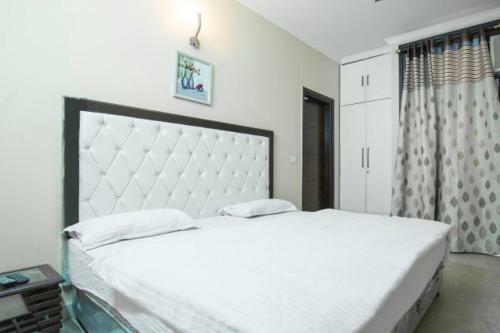 Amazing ! 4 Bhk Service Apartment .
