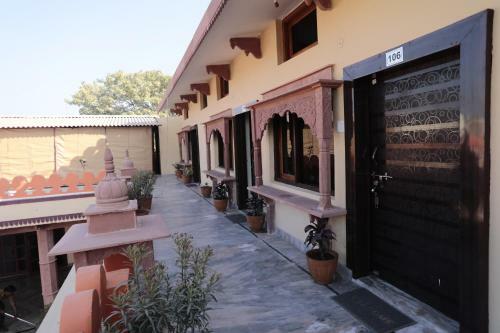 Hotel Monarch Rama Palace