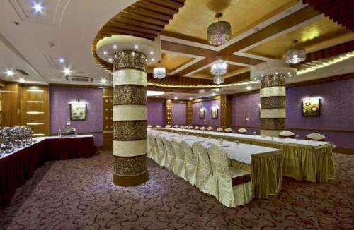 Hotel Gargee Grand