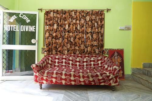Oyo 22892 Hotel Divine