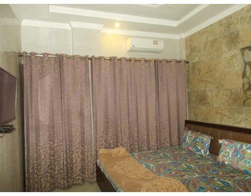 Hotel Comfortable Rooms On Laxman Jhula