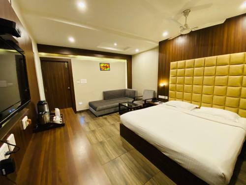 Hotel Saluja Residency New Amber Bar & Restraurant