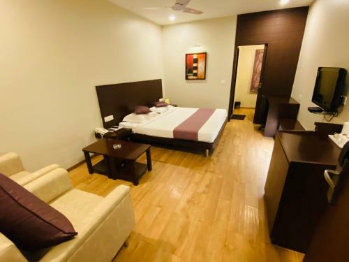 Hotel Saluja Residency New Amber Bar & Restraurant