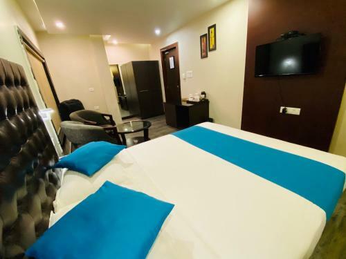 Hotel Saluja Residency New Amber Bar & Restraurant